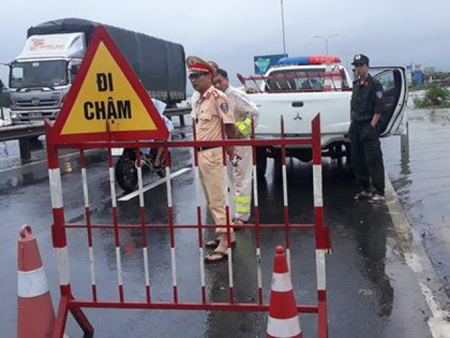 CLIP: Nước lũ đã băng qua Quốc lộ 1 ở Quảng Nam