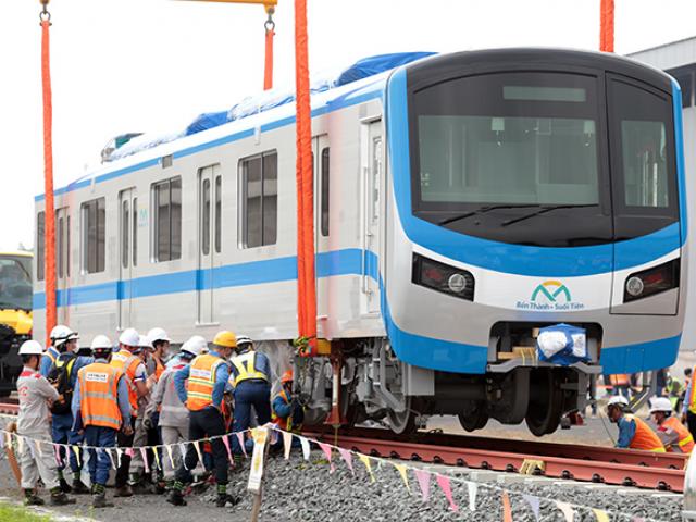 Toàn cảnh lắp ráp tàu metro số 1 nặng 37 tấn vào đường ray