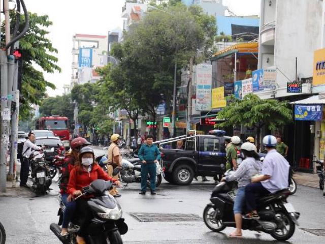 Nữ đối tượng bịt kín mặt, cướp chi nhánh ngân hàng ở Sài Gòn