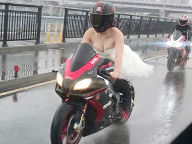 Cô dâu tự lái moto tới đám cưới, mặc váy gợi cảm ”đốt mắt” quan khách