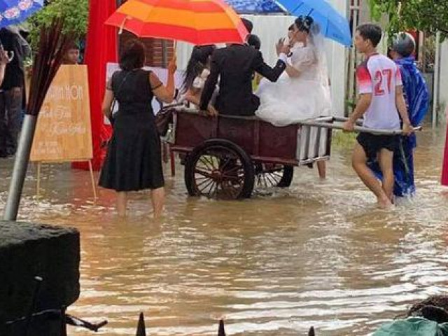 Clip: Xóm làng xứ Quảng ”giải cứu” 55 mâm cỗ cưới bị ”ế” do mưa lũ