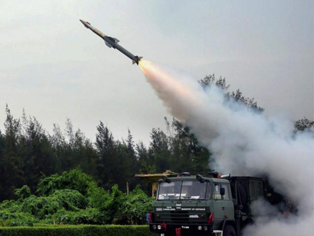 Phóng 10 tên lửa trong thời gian ngắn, Ấn Độ “nắn gân” Trung Quốc