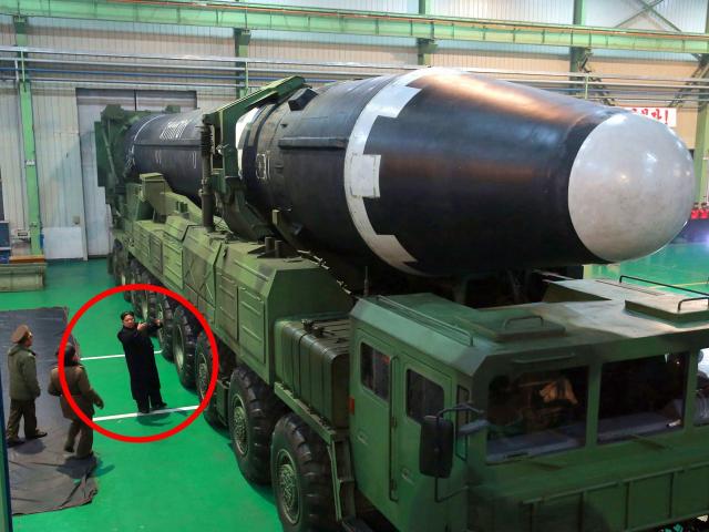 Tên lửa lớn nhất thế giới của Triều Tiên: ”Quái vật hạt nhân” hay chỉ là mô hình?