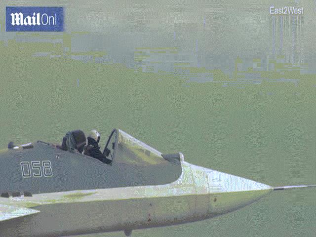Video: Phi công Nga lái tiêm kích “Su-57 mui trần” gây kinh ngạc