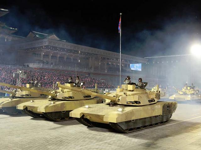 ”Soi” mẫu xe tăng hoàng kim Triều Tiên đem ra duyệt binh: Điểm lạ lùng hiếm thấy