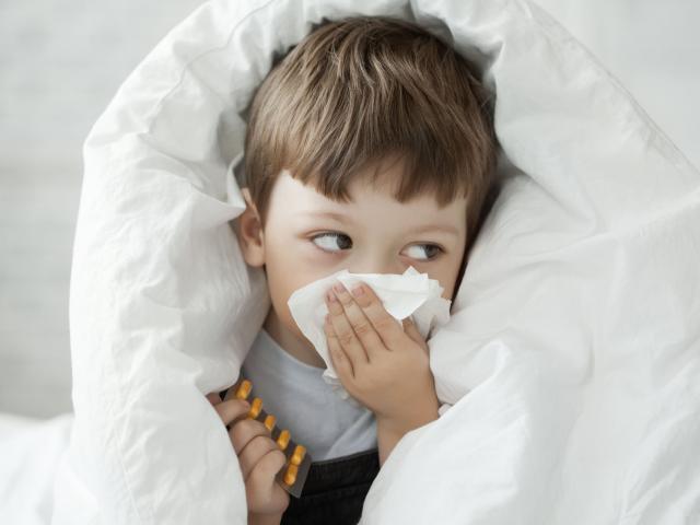5 thói quen tưởng chừng vô hại nhưng khiến con “hở tí là ốm” khi giao mùa, trở lạnh