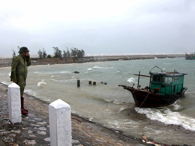 Gió giật mạnh trên biển Cô Tô, 20 du khách chưa kịp về đất liền