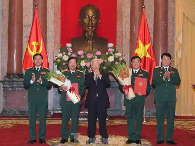 Tổng Bí thư, Chủ tịch nước trao quân hàm Thượng tướng cho hai sĩ quan cấp cao Quân đội