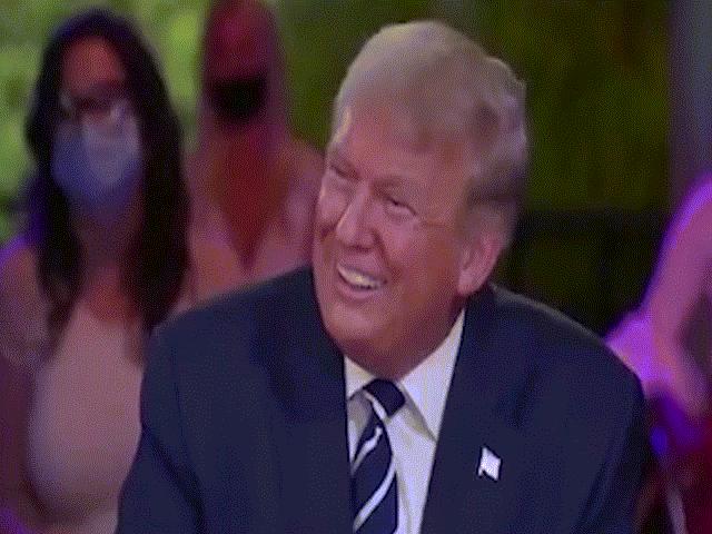 Phản ứng bất ngờ của ông Trump khi được cử tri nữ khen đẹp trai