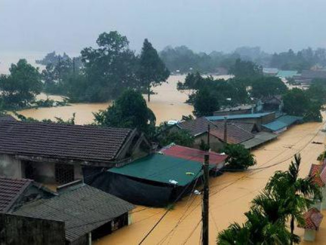 Huế- Quảng Trị: Lũ lớn quay lại, người dân bì bõm trong biển nước