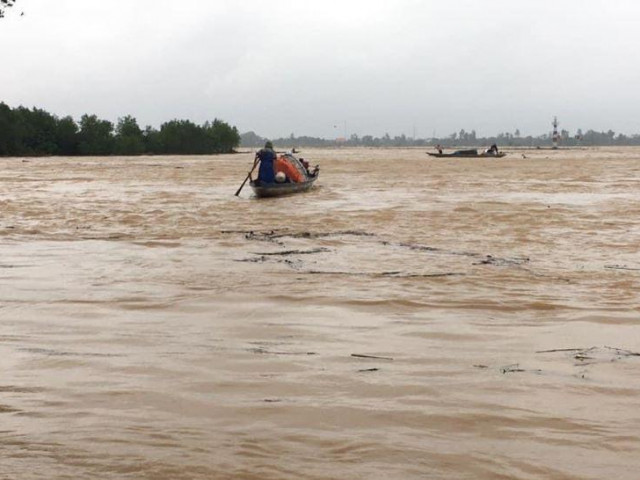 Rốn lũ Hàm Ninh, người dân lo phải chạy lũ trong đêm