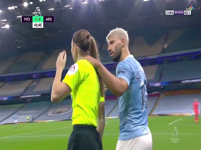 Aguero vuốt cổ nữ trọng tài biên, Man City nguy cơ nhận án phạt nặng