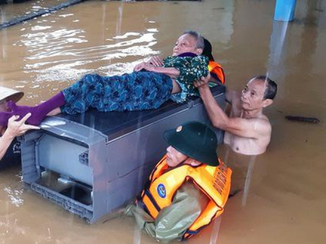 Lũ lịch sử ở Quảng Bình: Lật đò khi chạy lũ, 2 người tử vong