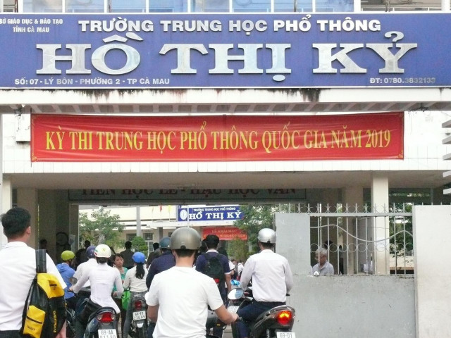 Nữ sinh lớp 7 bị thanh niên sàm sỡ trước cổng trường