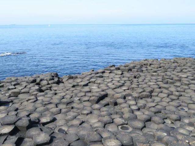 Cảnh tượng kỳ lạ khi bờ biển bao phủ bằng những viên đá đen hình lục giác