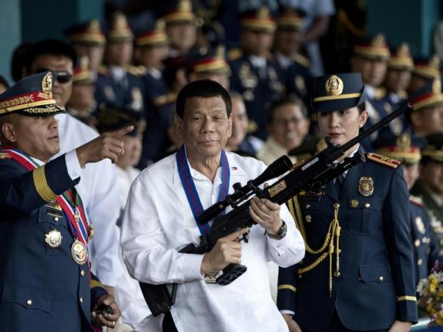 Tổng thống Philippines bất ngờ thừa nhận nguy cơ phải đi tù