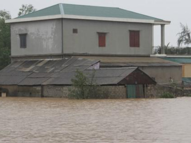 Sang nhà hàng xóm tránh lũ, một học sinh lớp 3 ngã tử vong