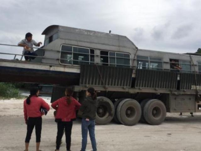 Người đưa tàu thủy 3,5 tấn vào cứu trợ vùng lũ: ”Tôi ở đây khi nào hết lũ sẽ về”