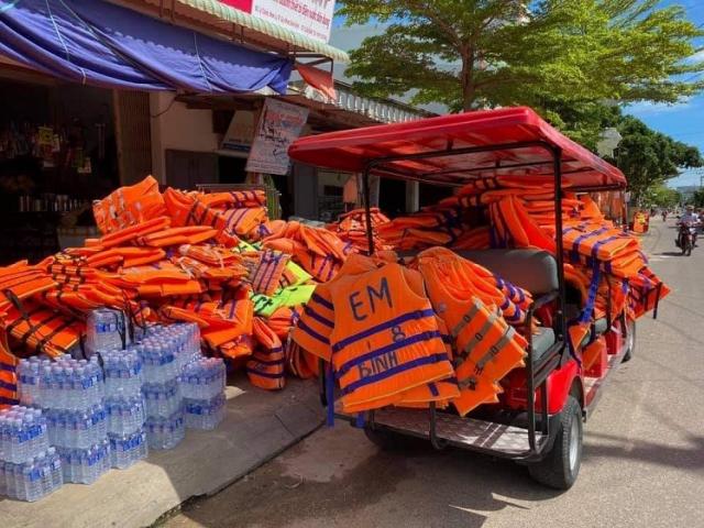 Áo phao cứu sinh “cháy” hàng, tiểu thương chợ mạng tự ý tăng giá gấp đôi để kiếm lời