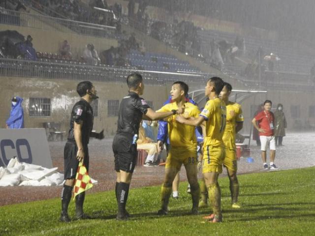 Kỷ luật trọng tài khiến Nam Định mất oan bàn thắng