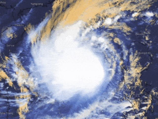 Video cập nhật diễn biến bão số 8 sáng 23/10: Tâm bão mạnh cấp 12, giật cấp 15