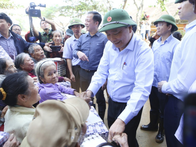 Hình ảnh Thủ tướng Nguyễn Xuân Phúc thăm hỏi, động viên nhân dân rốn lũ Quảng Bình