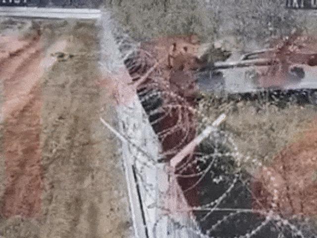 Lính Nga say rượu lái xe chiến đấu đâm sập tường sân bay