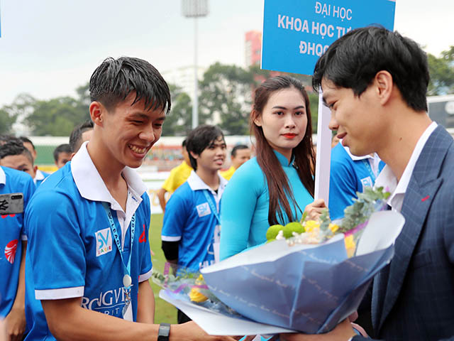 Công Phượng bảnh bao như chủ tịch, hút hồn fan nữ giải bóng đá sinh viên