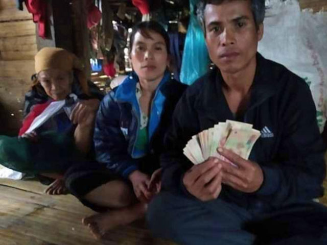Phát hiện 10 triệu đồng từ áo quần cũ được tặng, người đàn ông nghèo ở Quảng Trị làm gì?