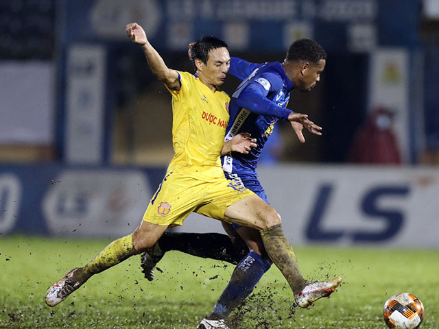 Bi hài V-League: “Ông trời” định đoạt Quảng Nam hay Nam Định trụ hạng