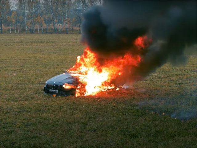Châm lửa đốt Mercedes-AMG GT 63 S gần 4 tỷ đồng vì cảm thấy ”bực bội”