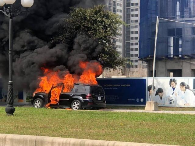 Đang đi trên đường, xe Mercedes GL450 bất ngờ bốc cháy ngùn ngụt