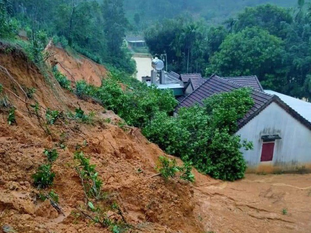 Đồi núi lở, đất đá tràn xuống ‘uy hiếp’ hàng trăm hộ dân miền núi Nghệ An