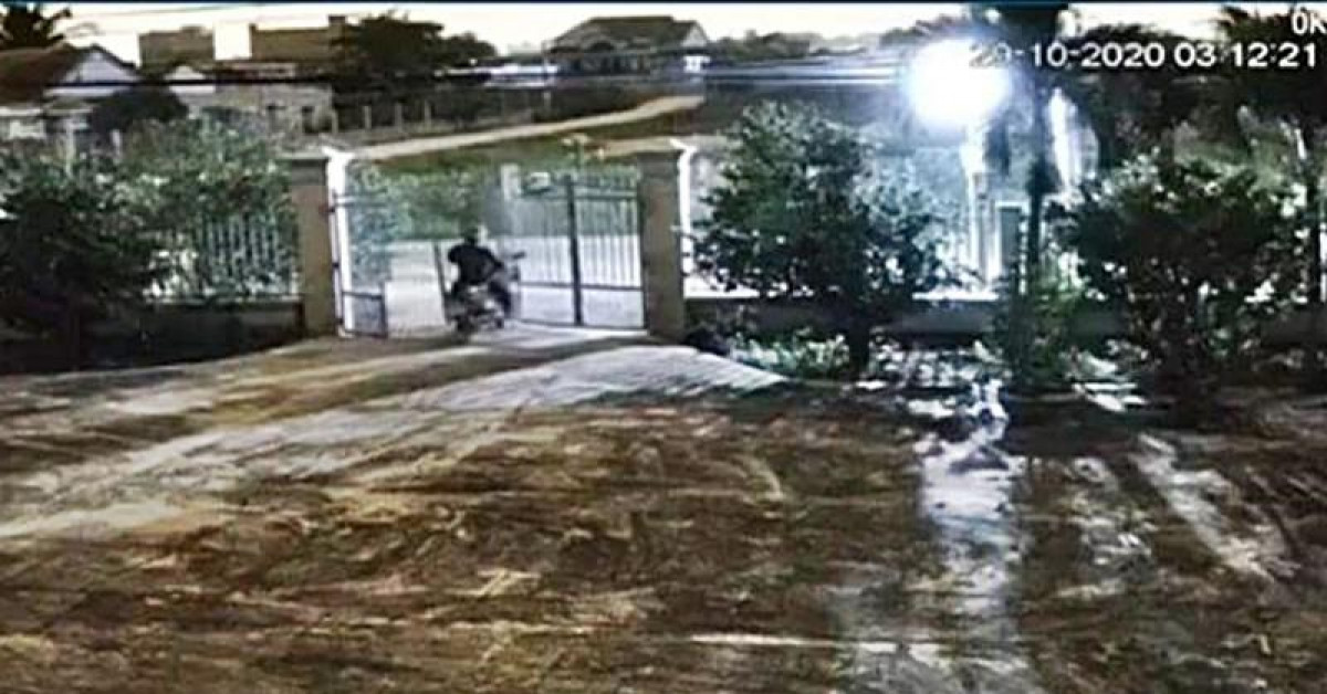 Táo tợn tông sập cổng để trộm xe máy ở Bình Thuận
