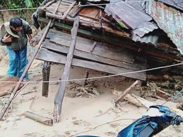 Quảng Ngãi: Lũ quét kinh hoàng cuốn trôi 6 nhà dân, khiến một ngôi làng có nguy cơ bị xóa sổ