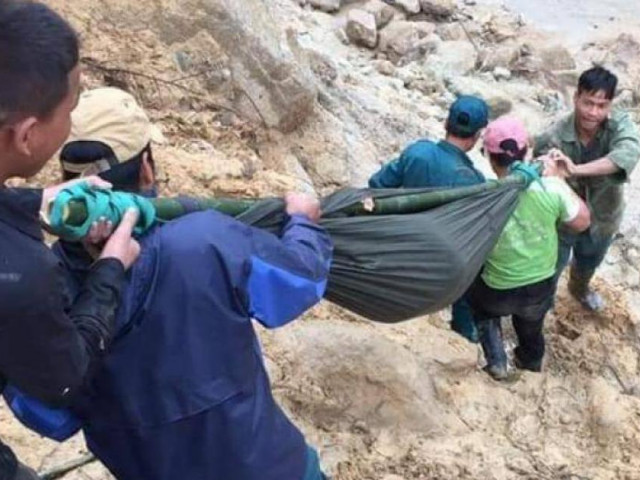 Vượt 20km đồi núi sạt lở khiêng người phụ nữ ở Quảng Nam đi cấp cứu