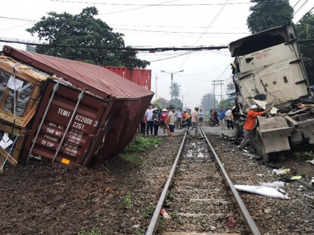 Bình Dương: Tàu hỏa Bắc-Nam tông đứt đôi xe container