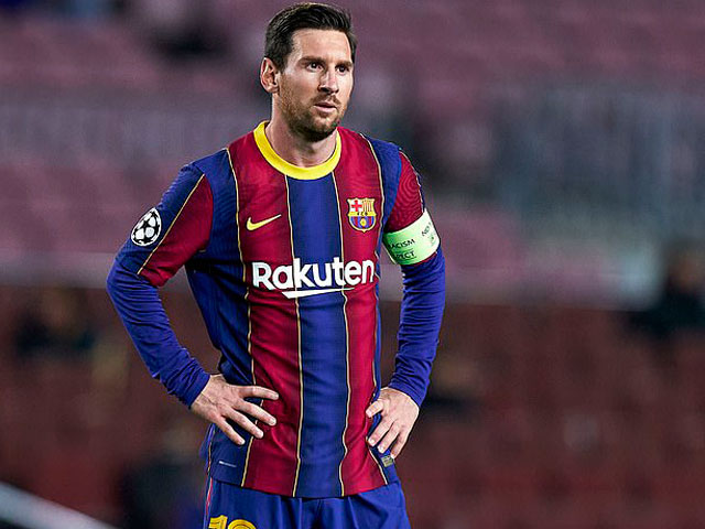 Messi đi bộ nhìn đối thủ tấn công, triệu fan chê trách so sánh với Ronaldo