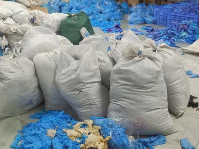 Bắc Ninh: Phát hiện kho hàng chứa gần chục tấn găng tay cao su nhăn nhúm, bẩn thỉu
