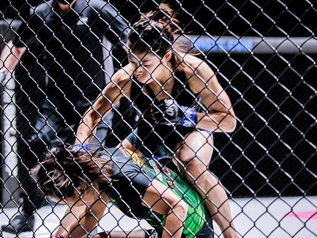 Đả nữ MMA Trung Quốc tung “nắm đấm sắt”, 1 phút hạ gục đối thủ