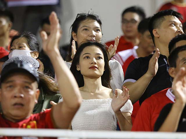 Fan nữ Viettel leo hàng rào, ăn mừng phấn khích chức vô địch V-League