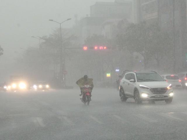 Miền Bắc nắng hanh, miền Trung mưa lớn do ảnh hưởng bão số 12