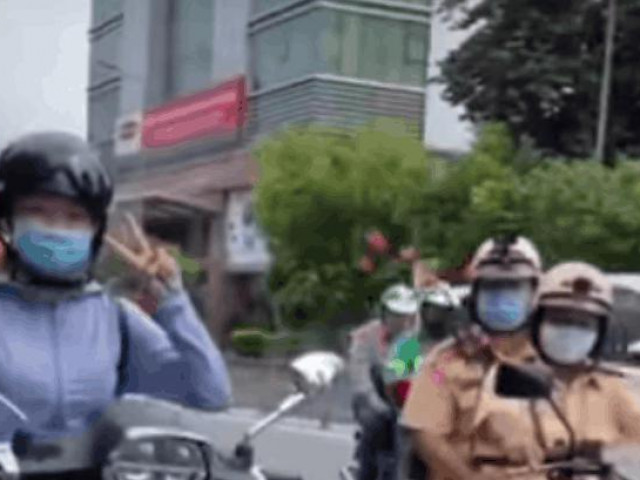 Giơ ngón tay lên chụp hình khi đang đi xe máy, cô gái ”chết đứng” vì 2 nhân vật xuất hiện phía sau
