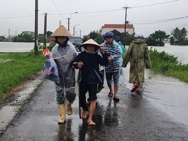 Phú Yên: Vội vã chạy lũ sau bão số 12