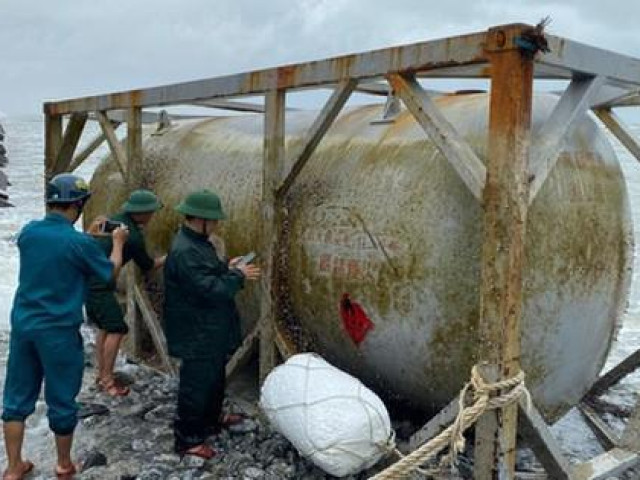 Nhiều vật thể lạ có chữ Trung Quốc trôi dạt trên biển Quảng Ngãi