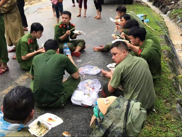 Xúc động cảnh ăn vội, đội mưa tìm người mất tích do sạt lở đất ở Quảng Nam