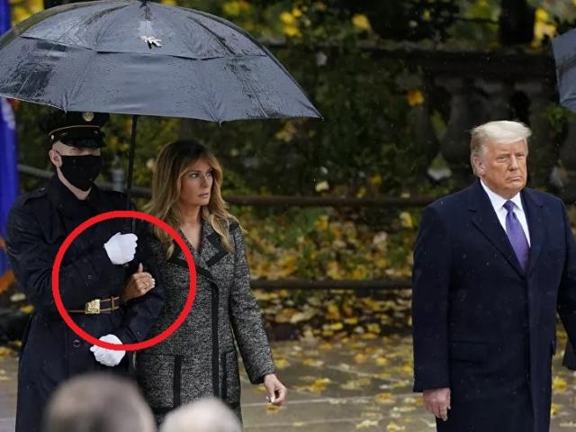 Bà Melania khoác tay người hộ tống phía sau ông Trump, dư luận xôn xao