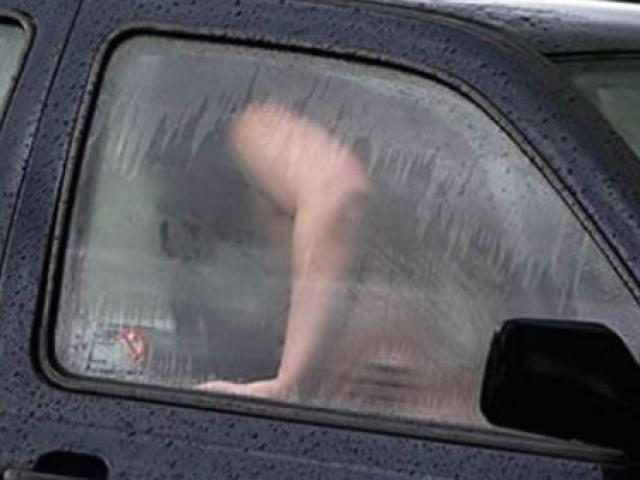 ”Mây mưa” khi lái ô tô chạy gần 100km/h, đôi vợ chồng gặp tai nạn thảm khốc