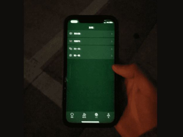 iPhone 12 lại gặp thêm sự cố với màn hình xanh