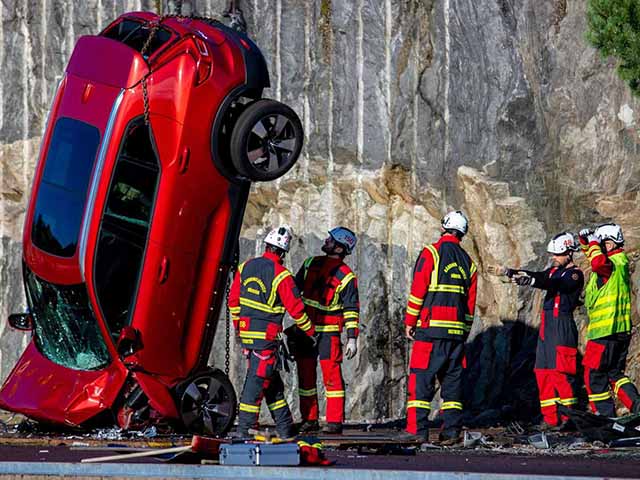 Volvo ”chơi lớn” thả rơi các dòng xe từ độ cao 30m để thử nghiệm an toàn